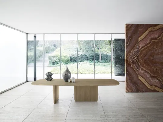 Tavolo Tobi Ishi con top in legno impiallacciato e gambe in legno massello di B&B Italia