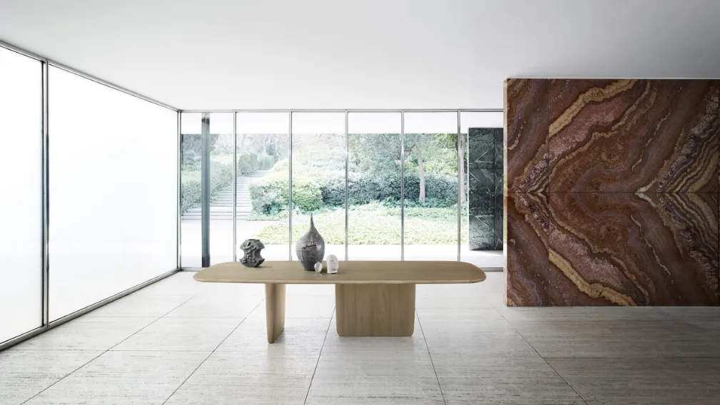 Tavolo Tobi Ishi con top in legno impiallacciato e gambe in legno massello di B&B Italia