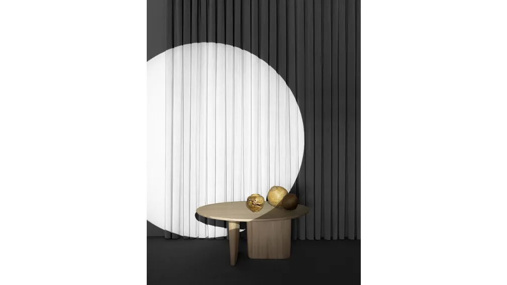 Tavolo Tobi Ishi con top rotondo in legno impiallacciato e gambe in legno massello di B&B Italia