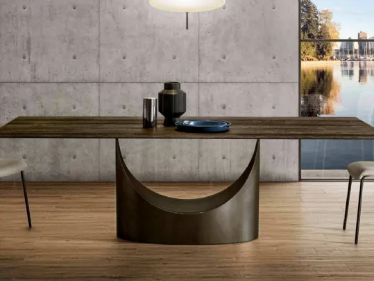 Tavolo di design con base in metallo e piano in legno U Table di Lago