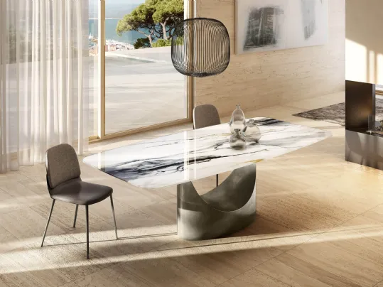 Tavolo U XGlass con base scultorea in metallo e top in vetro effetto marmo di Lago