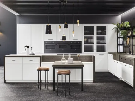Cucina classica con isola in laccato opaco Bianco e rovere con top in gres Levante di Miton