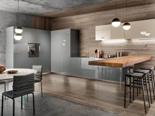 Cucina Design angolare in vetro laccato Grigio lucido 36e8 con penisola in legno di Rovere con base in vetro temperato trasparente di Lago