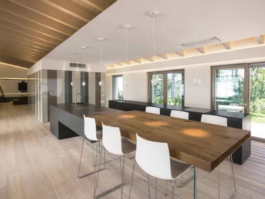 Cucina Design 36e8 Fenix lineare Grigio Bromo con tavolo integrato in legno di Lago