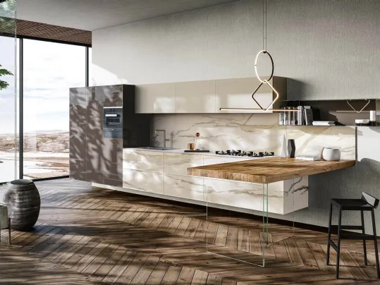 Cucina Design sospesa 36e8 Marble XGlass Calacatta Gold con penisola in legno di Rovere con base in vetro trasparente di Lago