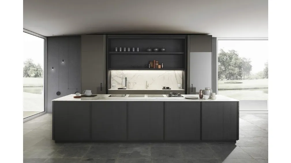 Cucina Design con isola Frame finitura impiallacciato Rovere Fumo e laccato lucido Grey con top in Gres Syros di Modulnova