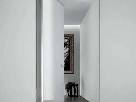Porta per interni in vetro laccato lucido Aura complanare con chiusura magnetica di Rimadesio