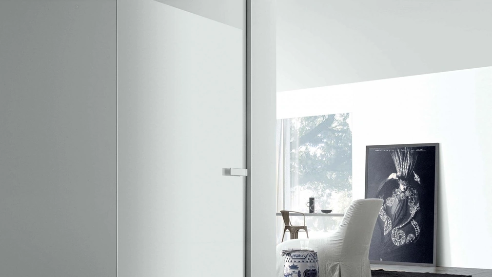 Porta per interni in vetro laccato lucido Aura complanare con chiusura magnetica di Rimadesio