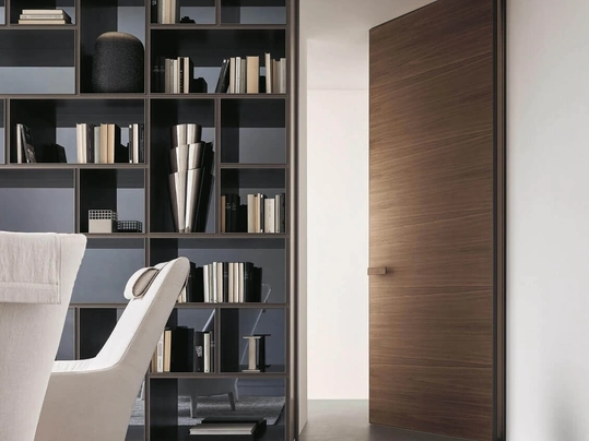 Porta a battente per interni Aura con pannello in noce di Rimadesio