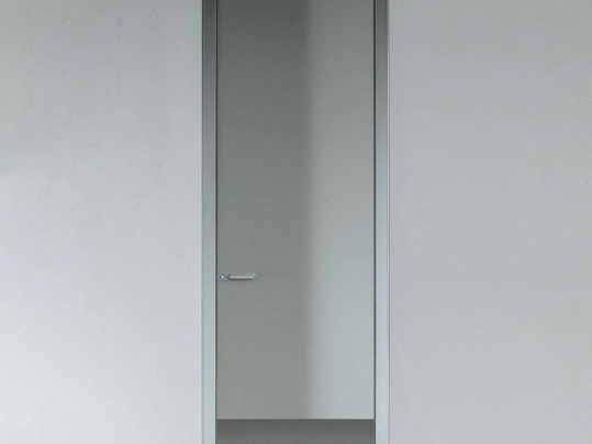 Porta per interni Link+ in vetro grigio cenere con telaio in alluminio di Rimadesio