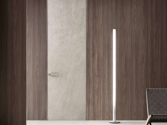 Porta a filo muro per interni Moon in finitura gres crema con struttura in alluminio finitura Platino di Rimadesio