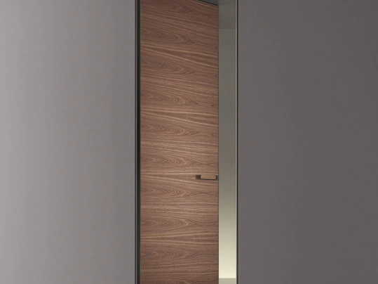 Porta a filo muro per interni Moon in Noce con struttura in metallo finitura Peltro di Rimadesio