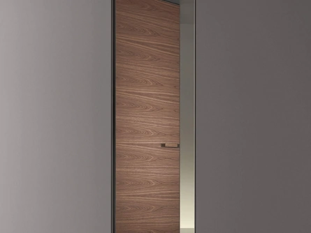 Porta a filo muro per interni Moon in Noce con struttura in metallo finitura Peltro di Rimadesio