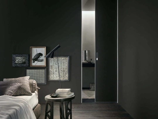 Porta scorrevole per interni Moon in vetro nero opaco con telaio in alluminio finitura Peltro di Rimadesio