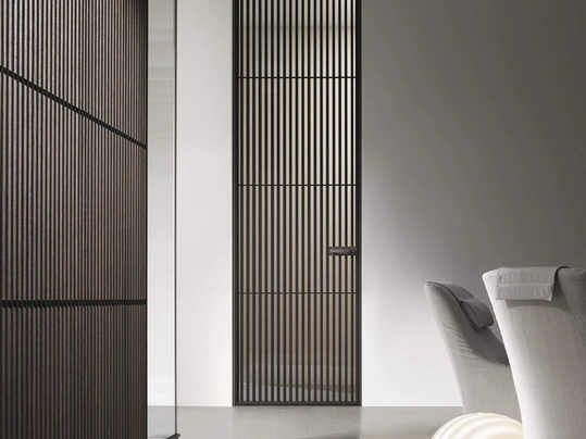 Porta per interni Sail in legno di Rovere termotrattato e vetro di Rimadesio