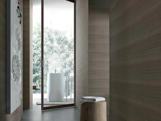 Porta per interni battente Siparium in vetro riflettente chiaro e struttura in alluminio Brown di Rimadesio