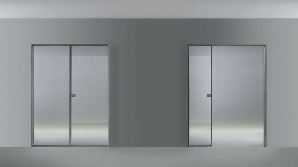 Porta per interni scorrevole Spin in vetro con telaio in alluminio Rimadesio
