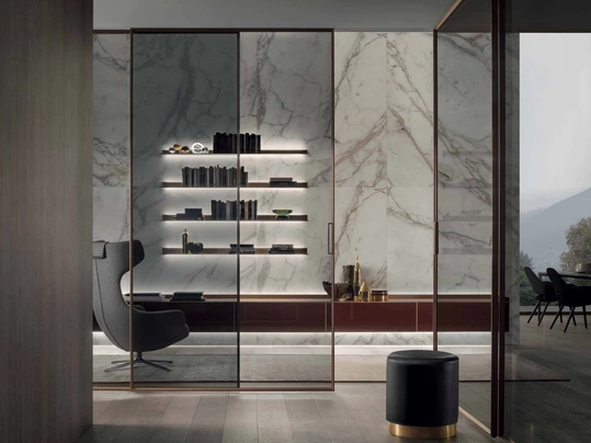 Porta per interni scorrevole Velaria in vetro Grigio trasparente con struttura finitura Rame di Rimadesio