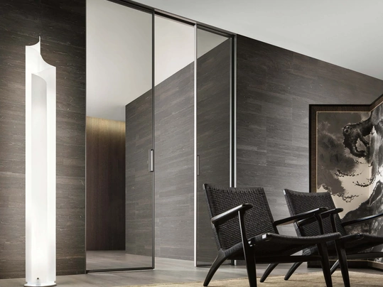 Porta per interni scorrevole Zen in vetro grigio trasparente con telaio in alluminio finitura Bronzo di Rimadesio