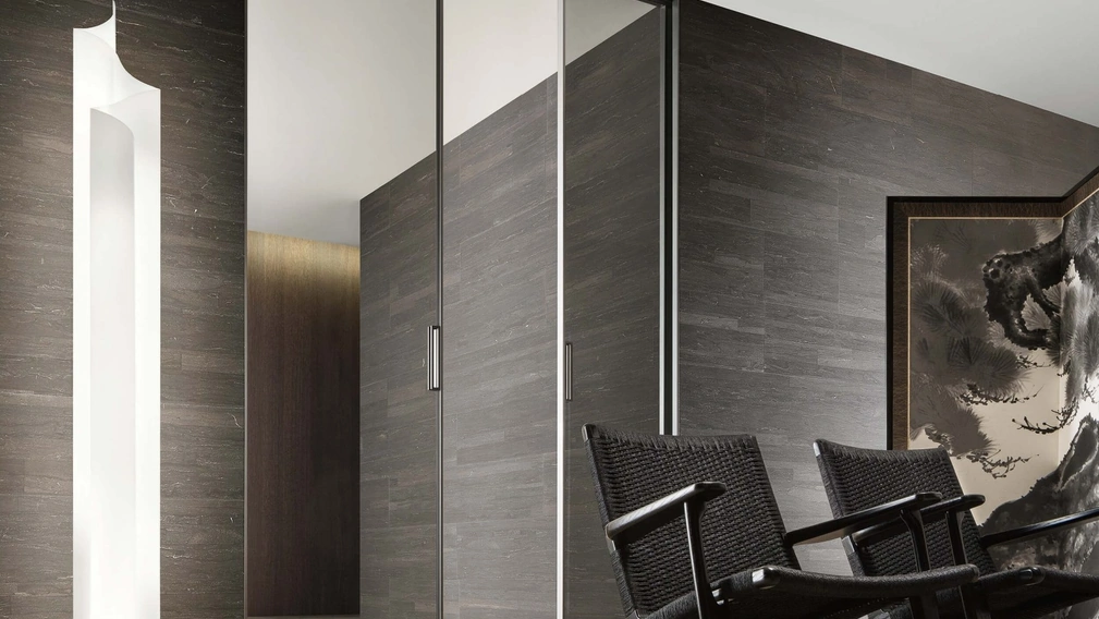 Porta per interni scorrevole Zen in vetro grigio trasparente con telaio in alluminio finitura Bronzo di Rimadesio