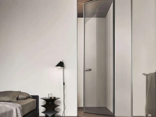 Porta a battente per interni Zen in vetro con telaio e rete in alluminio di Rimadesio