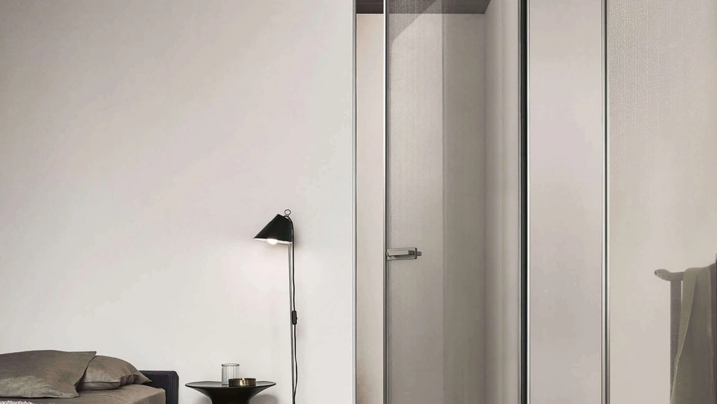 Porta a battente per interni Zen in vetro con telaio e rete in alluminio di Rimadesio