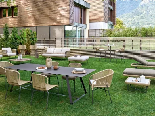 Arredo da esterno Cricket con struttura in alluminio verniciato e intreccio in fibra sintetica di Varaschin
