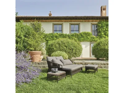 Divano Cricket Daybed Compact con pouf e tavolino in alluminio rivestito in fibra sintetica intrecciata a mano e cuscini in tessuto imbottito di Varaschin