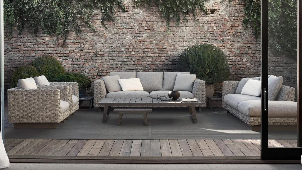 Divano lineare e Poltrone Ray Outdoor Natural in tessuto imbottito e intreccio in textilene di B&B Italia