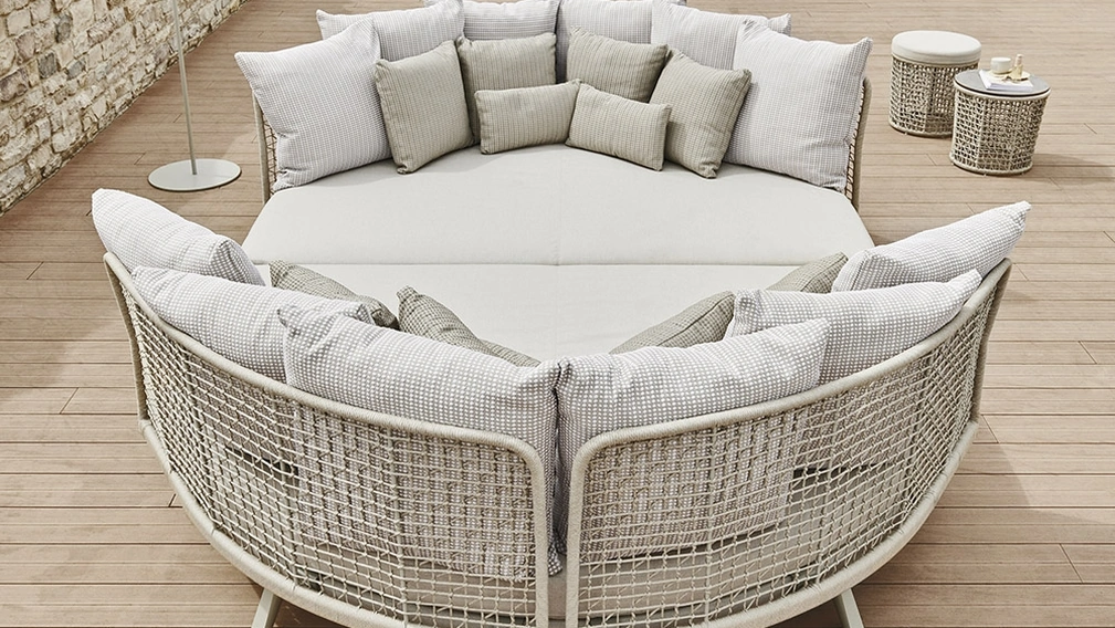 Divano Emma Daybed Compact in fibra intrecciata di Varaschin