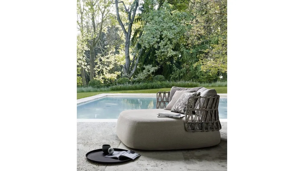 Divano Fat Sofa Outdoor in tessuto imbottito e intreccio in fibra di polietilene di B&B Italia