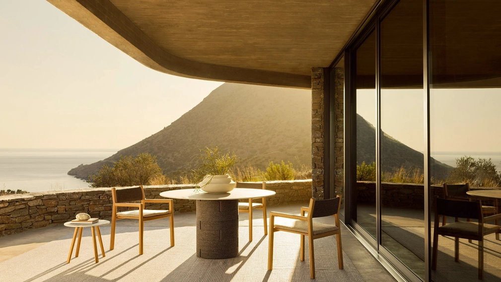 Sedia Gianna Poltroncina in tessuto e legno di Varaschin