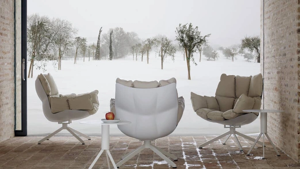 Poltrona Husk in materiale plastico e tessuto di B&B Italia