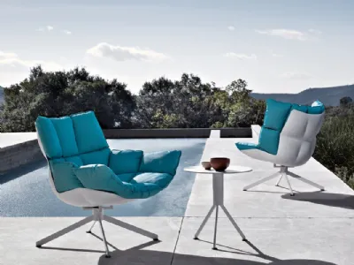 Poltroncina outdoor Husk in tessuto imbottito e trapuntato con scocca in plastica e base in alluminio di B&B Italia