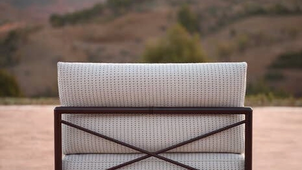 Poltroncina Nooch in alluminio e tessuto di B&B Italia