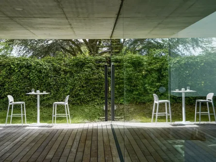 Sgabello impilabile in alluminio con sedute e schienali in tessuto tecnico in PVC Clever di Varaschin