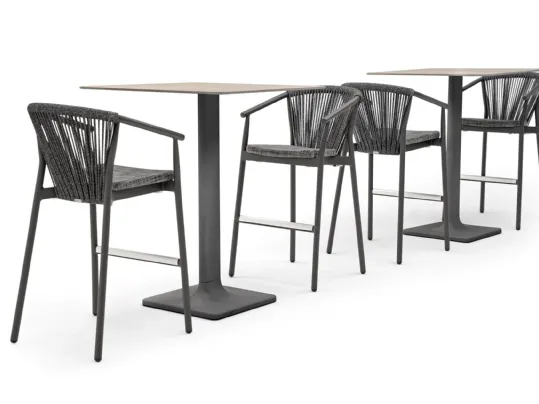 Sgabello impilabile con struttura in alluminio, seduta in tessuto tecnico in PVC e schienale in cordino sintetico Smart di Varaschin