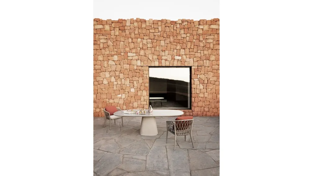 Tavolo ovale Allure O' Outdoor con top e base in cemento di B&B Italia