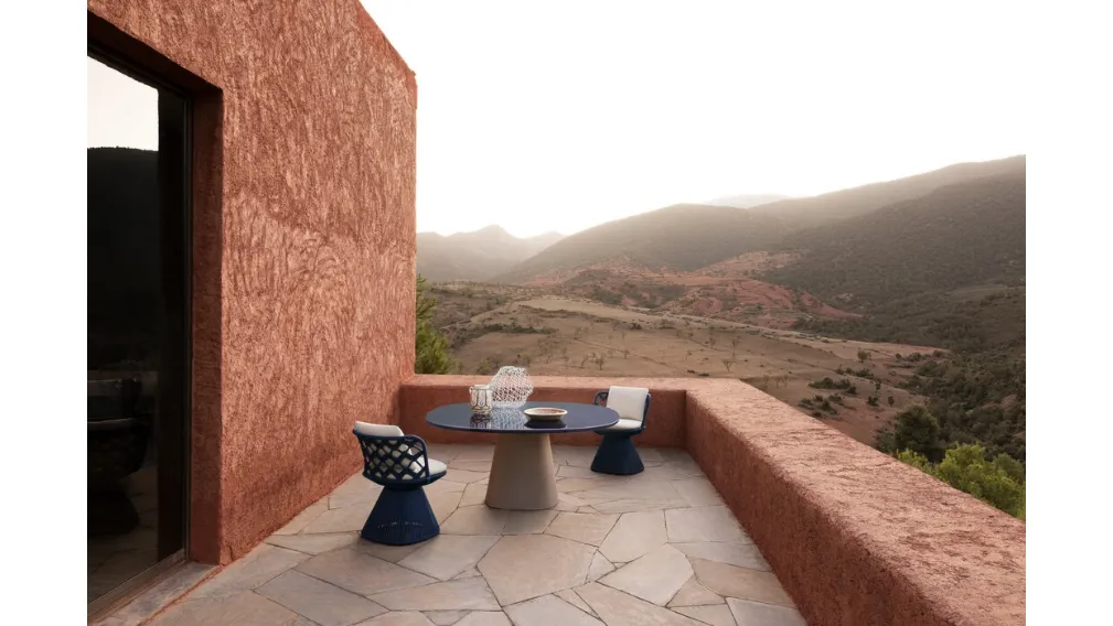Tavolo rotondo Allure O' Outdoor con base in cemento e top in gres di B&B Italia