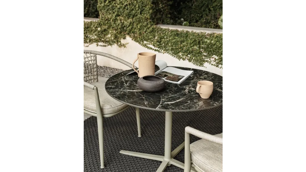 Tavolo rotondo in gres porcellanato con struttura in alluminio Cosmos Outdoor di B&B Italia
