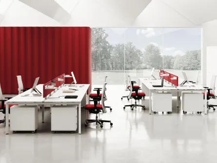 Ufficio open space con scrivanie e cassettiere in melaminico, pannelli divisori rossi, 5th Element di Las Mobili